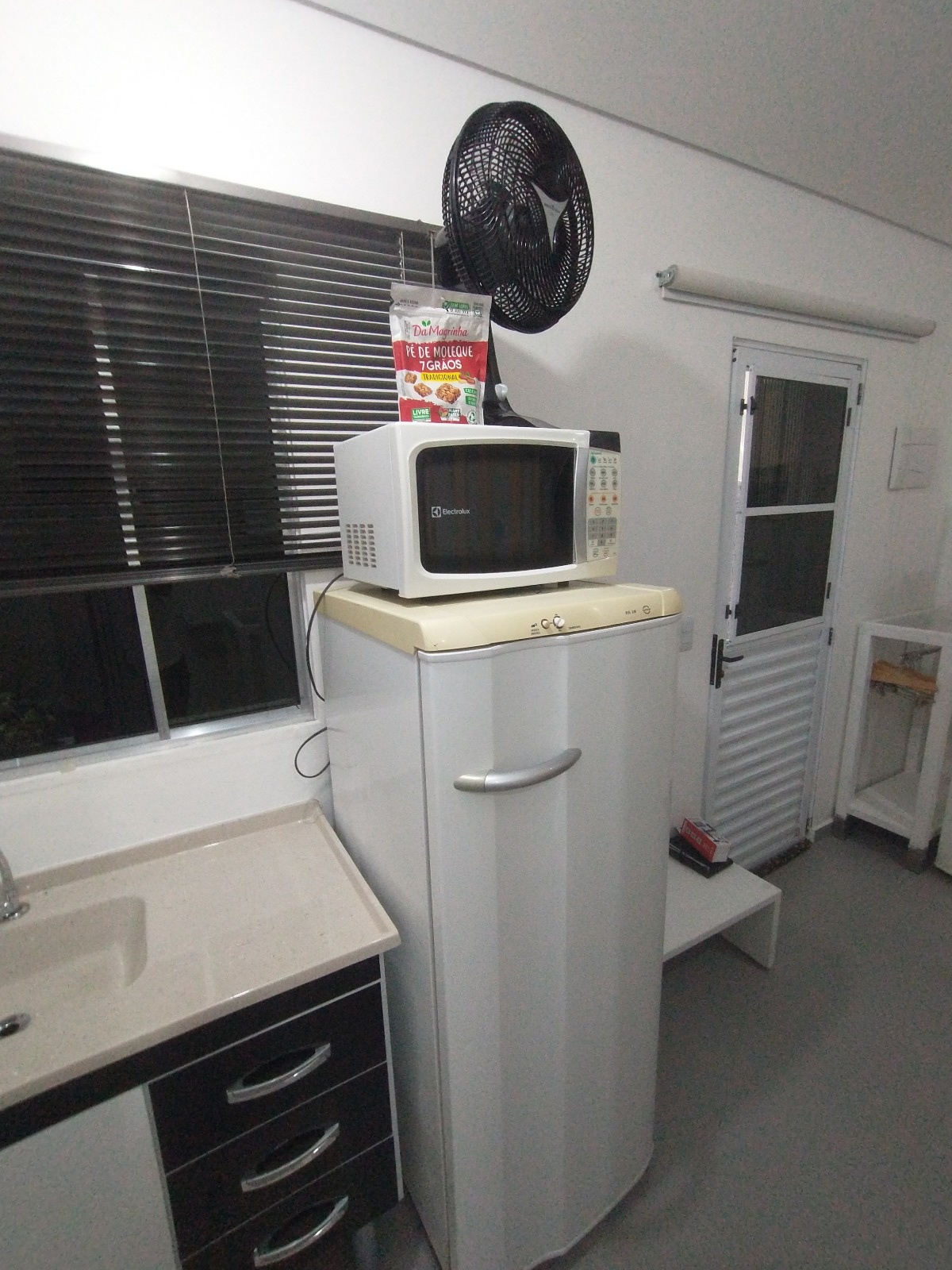 Interior kitnet - Cozinha e área de estar